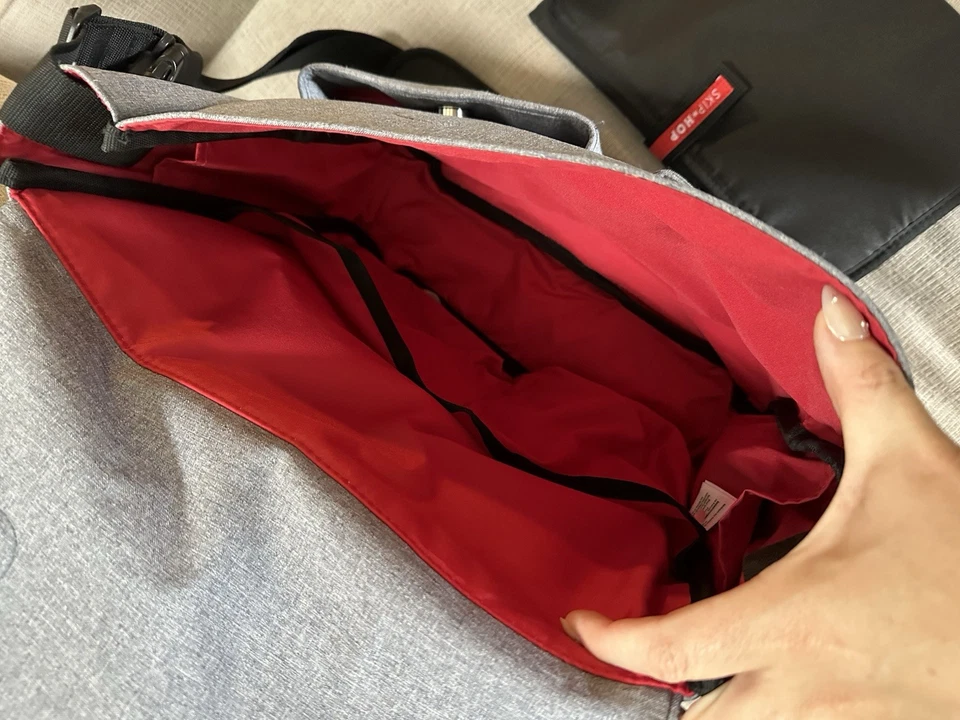 Skip Hop Duo Signature Diaper Messenger Bag Gray with Changing Pad - Image 4 of 4