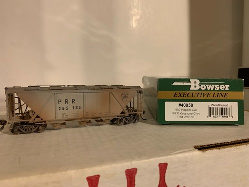 BOWSER #40958 P.R.R. Coche "Gris" H-30 3 bahías Cov.Hopper #255185 Weath. H.O. 1/87 | Zustand: New