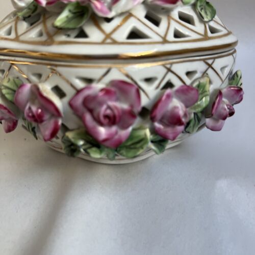 Cesta de cerámica vintage de los años 50 con rosas levantadas y tapa 3,5" de alto #4F - Imagen 4 de 10