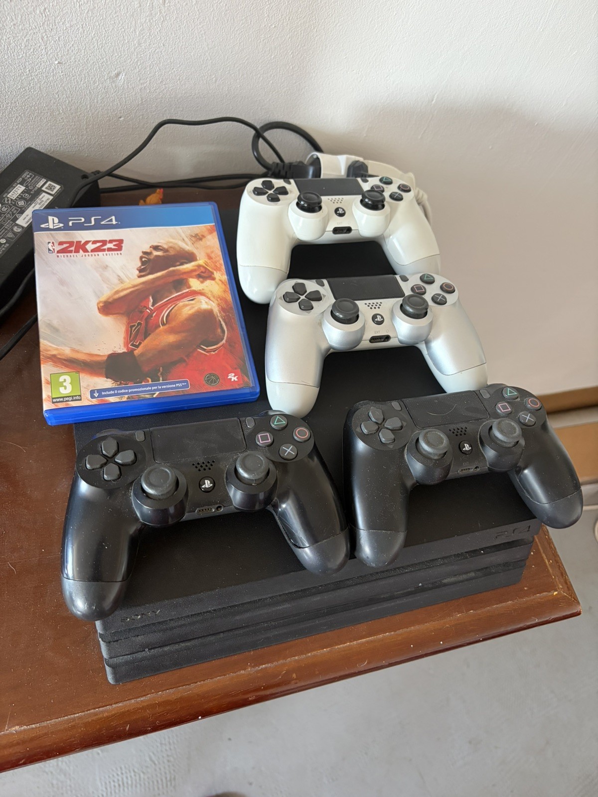Sony PlayStation 4 Pro 1TB Console con Controller - Nera