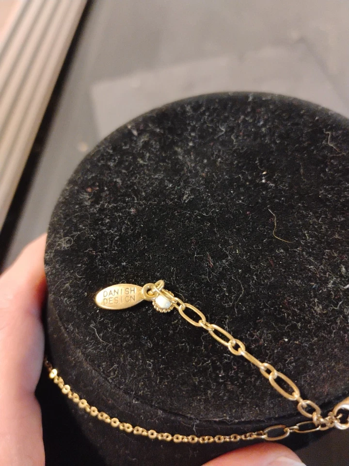 Collar de diseño danés Pilgrim A con dijes blancos y pedrería Foto 4 de 4