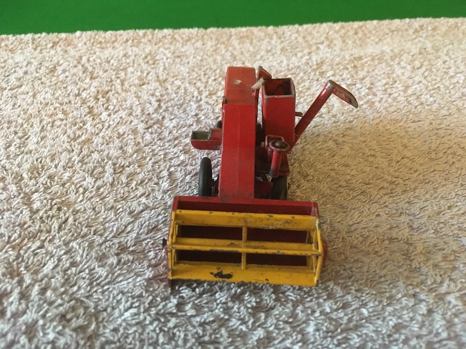 Matchbox Major Pack No.5 Massey Ferguson Combine Harvester - Image 2 of 4