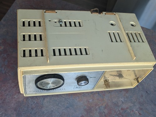 Vintage General Electric GE Solid State AM Alarm Clock Radio Model C-1432C - Picture 6 of 7