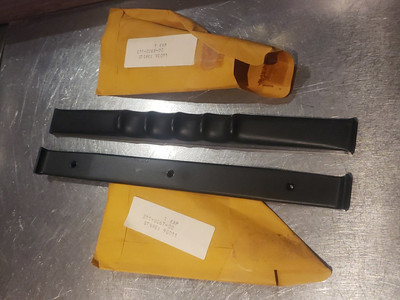 New Heathkit IO-4550 Top & Bottom Handle Grips #211-67 & 68 for the Oscilloscope