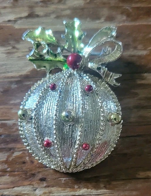 Vintage Gerry's Christmas holiday ornament w/ bow costume jewelry estate chic