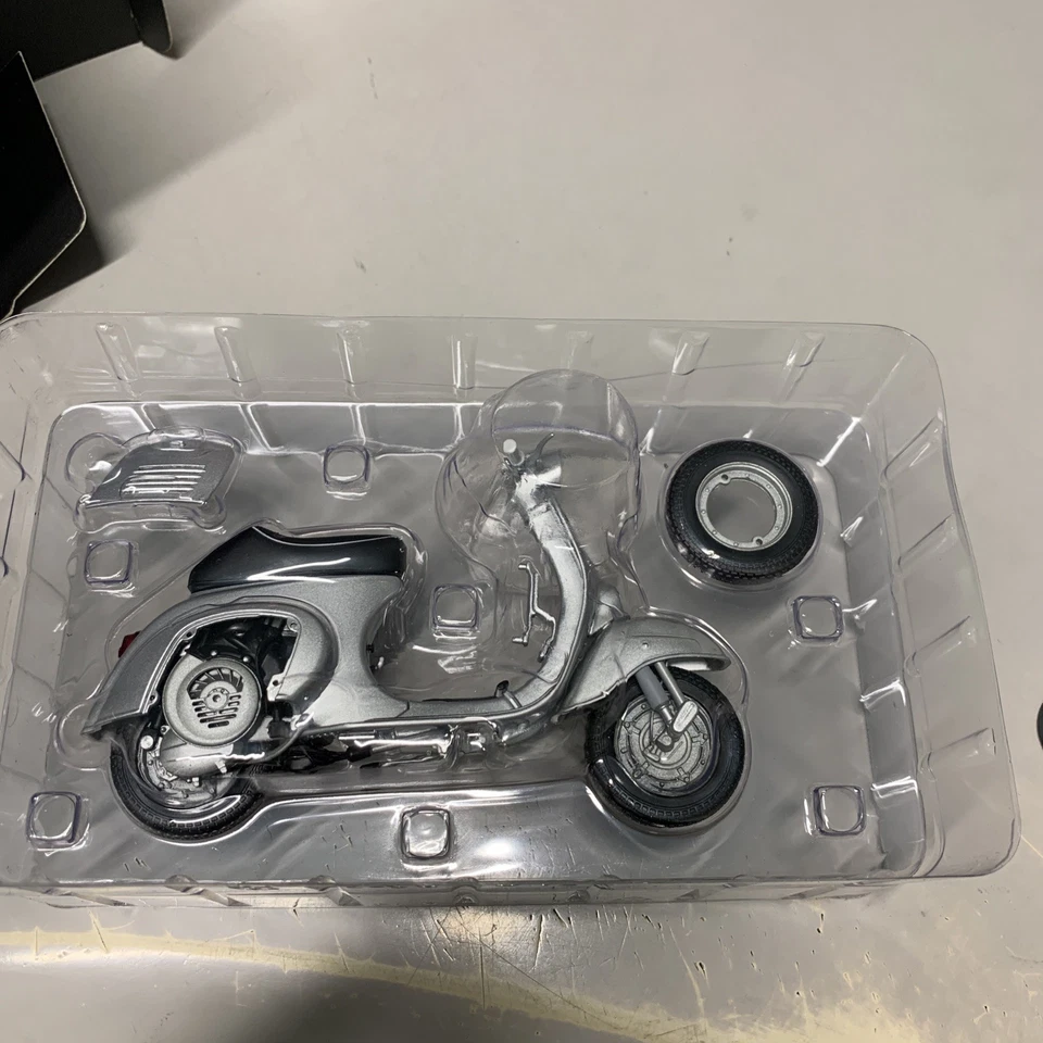 VESPA 50 R 1972 MINICHAMPS 1:12 Argento | NUOVO | 122 129600 Moto Modellismo - Immagine 2 di 4