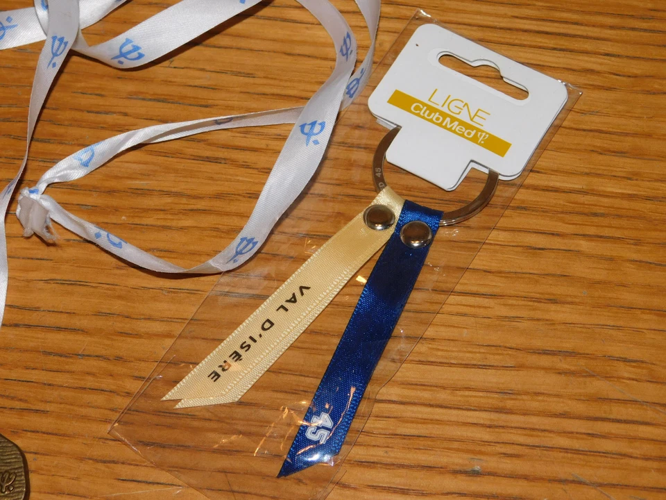 LOT 2 MEDAILLE CLUB méditerranée MED ruban + PORTE CLE VAL D'ISERE de vacance - Photo 4/4