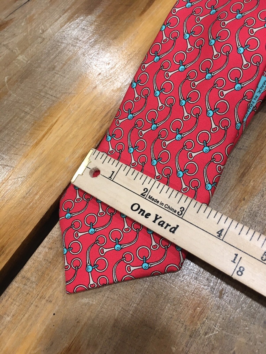 Cravate Hermès 100% Soie - Motif Étrivières Sur Fond Bordeaux - Largeur 9cm - Occasion