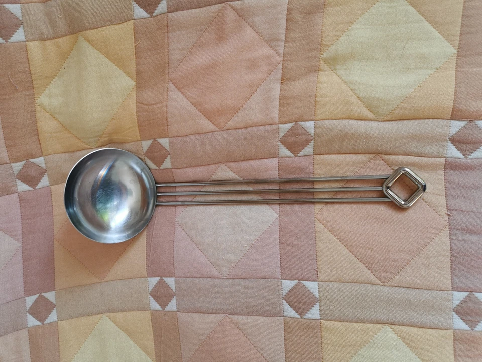 Dekorative Suppenkelle  Edelstahl Rillendekor