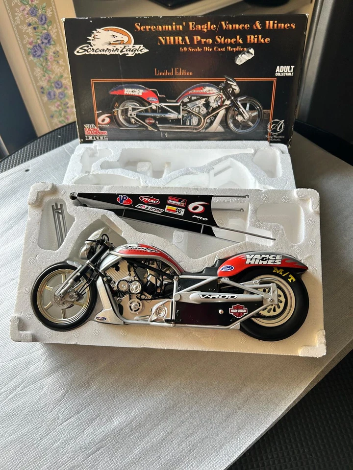 Modellino moto Harley Davidson Screamin' Eagle/Vance & Hines 1:9 nuovo - Immagine 2 di 4