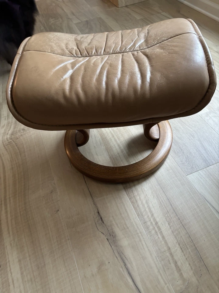 Reposapiés otomano Ekornes Stressless cuero tostado, base de teca hecho en Finlandia Foto 4 de 4