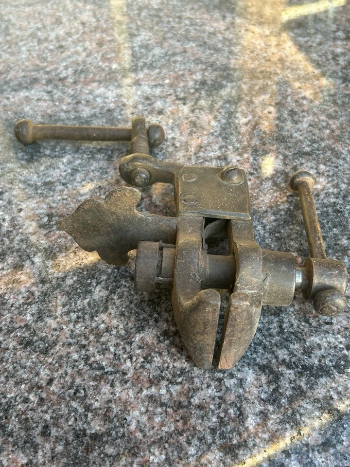 Ancien Petit Étau Avec Fleur De Lys Objet De Métier Très Ancien - Photo 2/4