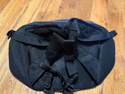 On Cloud Running Sling Pack 9L Men's Women's Magnet/Black Bag