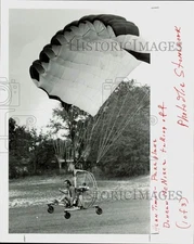 1988 Press Photo Duncan McNiece taking flight above a field in Spring Hill