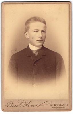 Fotografie Paul Hoser, Stuttgart, Königsstrasse 21, Jüngling mit Bürstenschnitt 