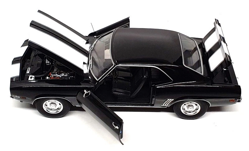 First Gear 1/25 Scale 40-0237 - 1969 Chevrolet Camaro Z/28 - Black/White - Image 4 of 4