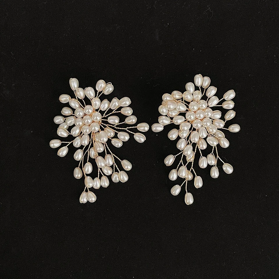 Pendientes de perlas en racimo blanco clip de metal dorado en cascada con tornillo trasero hechos a mano Foto 4 de 4