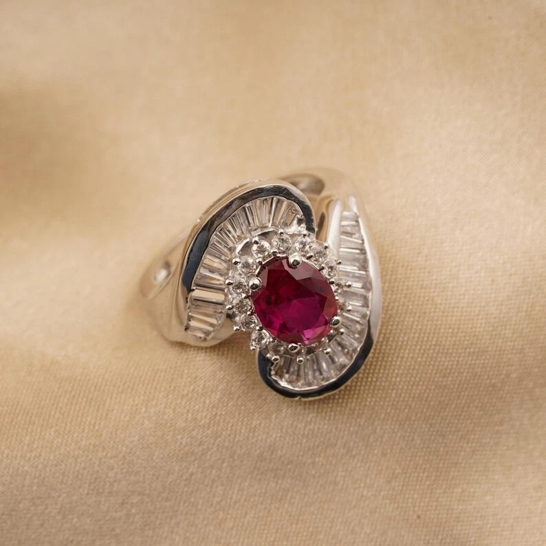 Anillo de mujer de piedras preciosas de rubí rosa creado en laboratorio de corte ovalado de 1 quilate chapado en oro blanco de 14K Foto 2 de 4