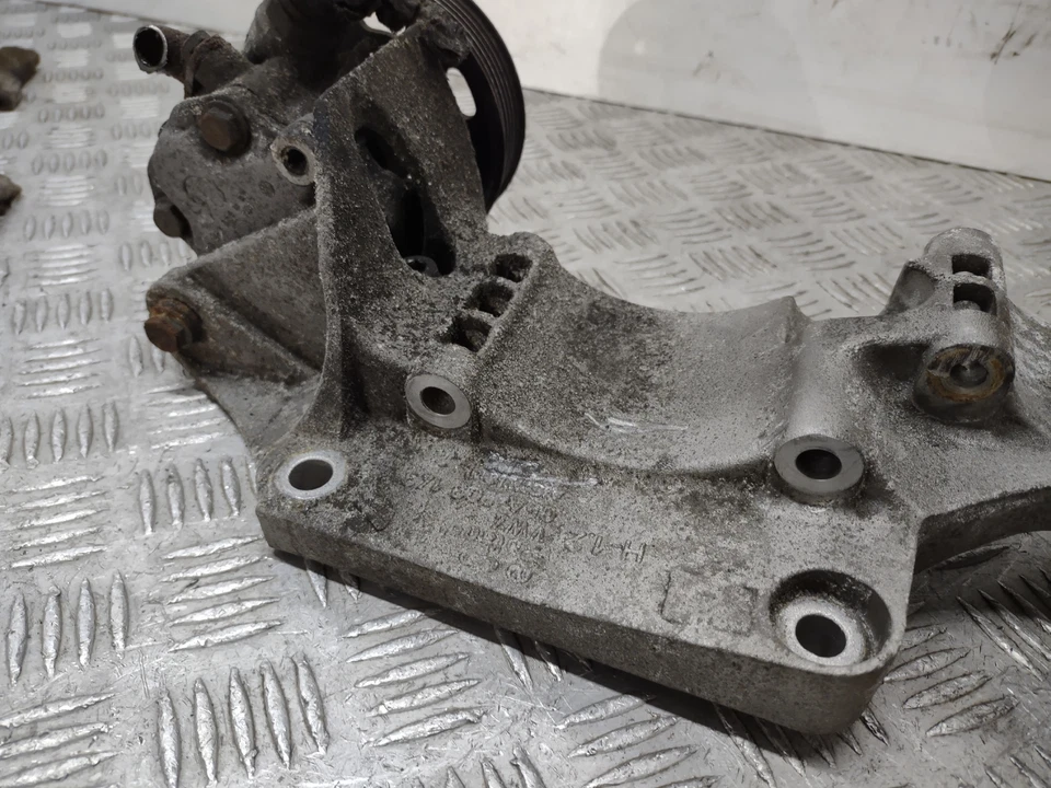 BOMBA DE DIRECCIÓN ASISTIDA Y SOPORTE ALTERNADOR VOLKSWAGEN GOLF GTI MK4 1997-2004  Foto 3 de 4