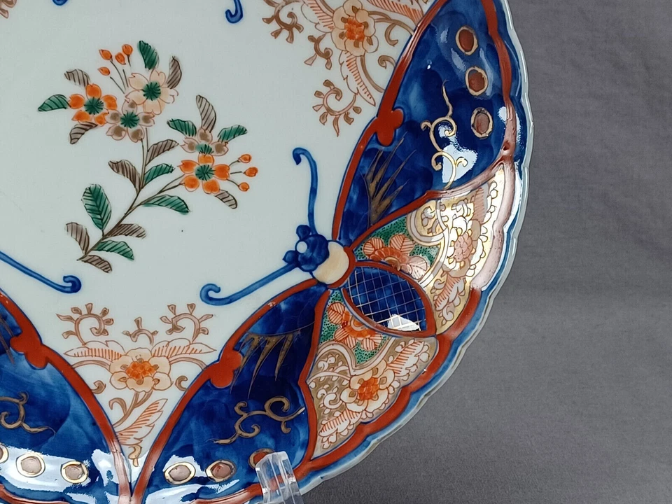 Placa mariposa dorada cobalto floral roja pintada a mano Imari japonesa del siglo XIX Foto 4 de 4