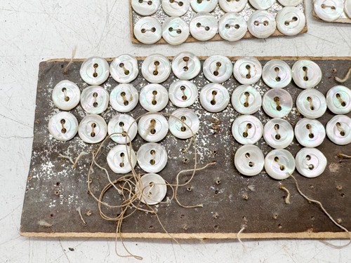 VINTAGE MOTHER OF PEARL SEWING BUTTONS ON ORIGINAL CARD SMALL BUTTONS - Picture 3 of 6
