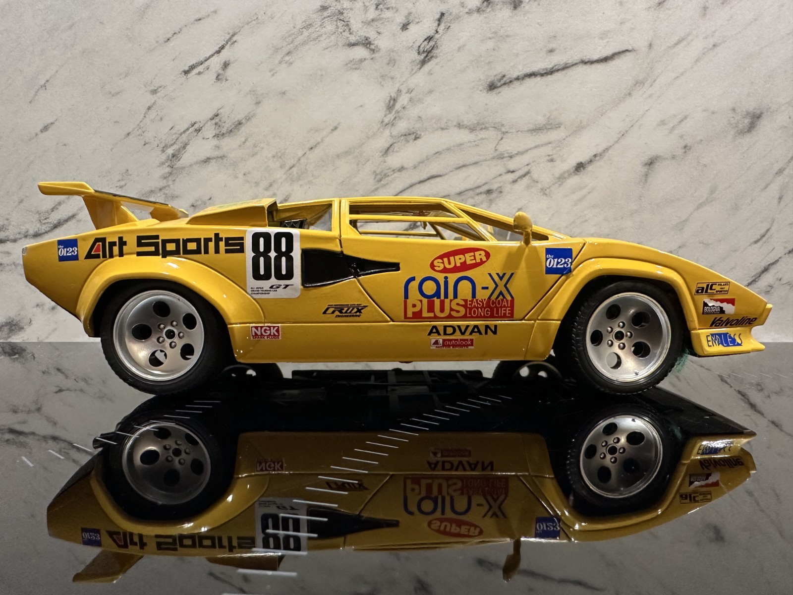 Lamborghini Countach 1988 Bburago 1/18 avec portes papillon et finitions d'origine en bel état