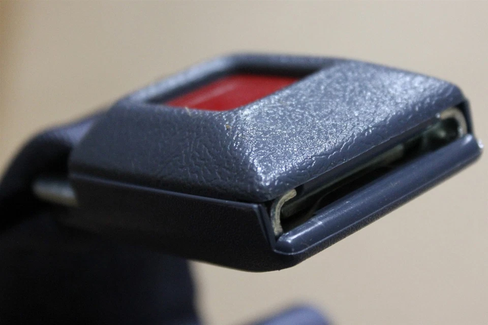 Hebilla de cinturón de seguridad trasero izquierdo Chevrolet Beretta 94-95 12524902 nuevo de fábrica OEM Foto 4 de 4