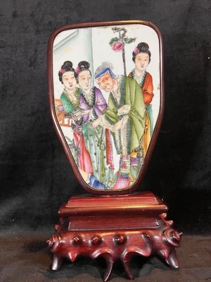 Chinesischer Porzellan-Tischschirm (Fächerform), handbemalt, Famille-Rose-Stil  - Bild 1 von 4