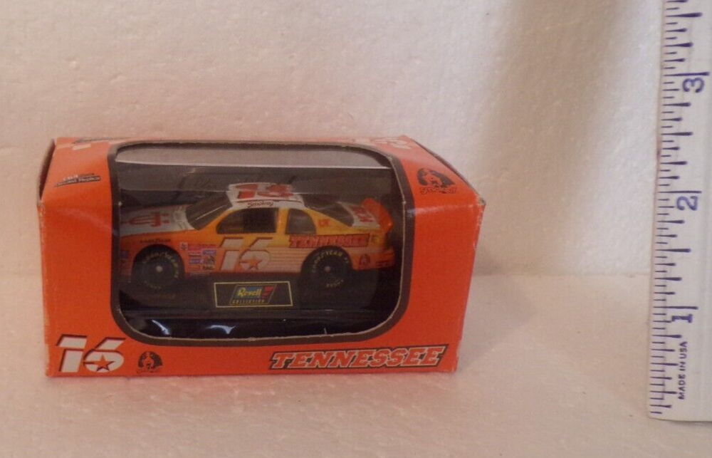 LOOK  REVELL NASCAR UNIV. TN. CHEVROLET MONTE CARLO DIECAST DISPLAY