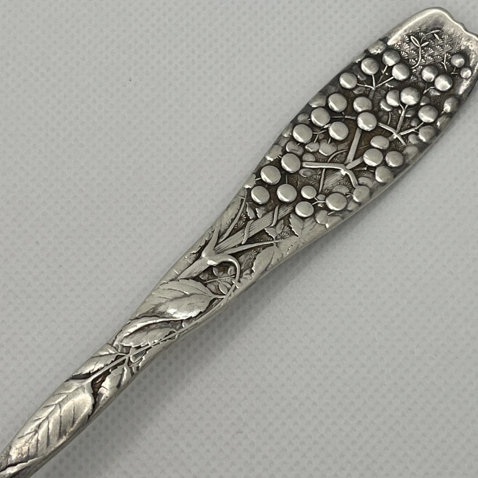 Pequeño postre de plata esterlina Berry by Whiting con cubiertos de saúco de 6 1/4" Foto 2 de 4