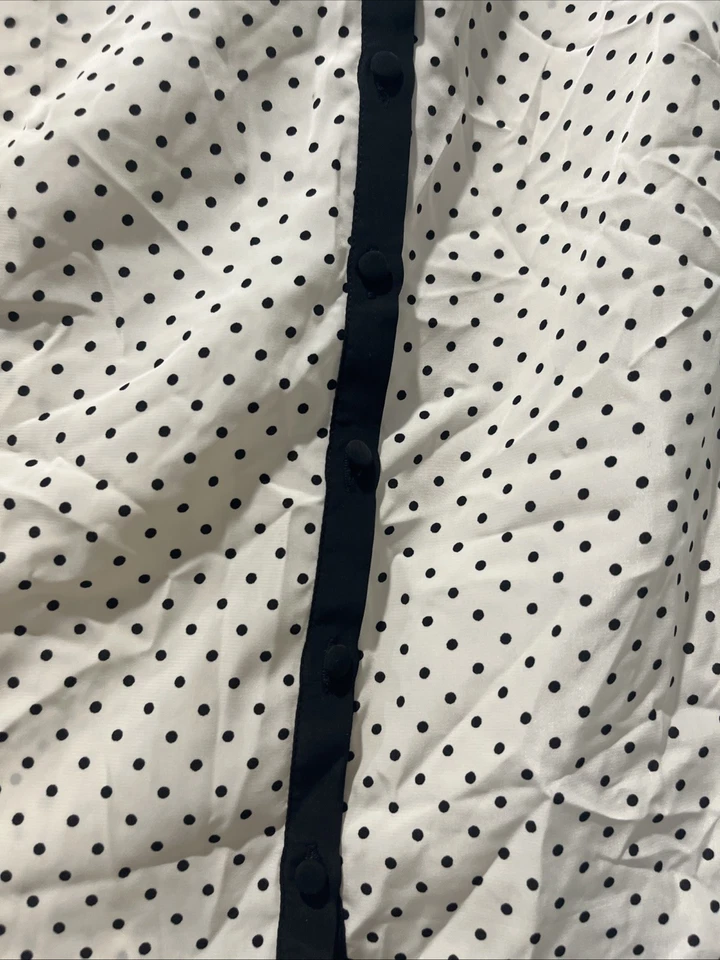 Camiseta sin mangas a lunares blanca y negra con cuello talla pequeña Foto 3 de 4