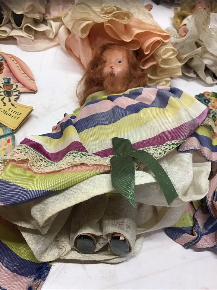 1940’s 7 Bisque Nancy Ann Storybook Dolls, 2 Hallmark Paper Doll Card, Vogue Doll Foto 2 de 4