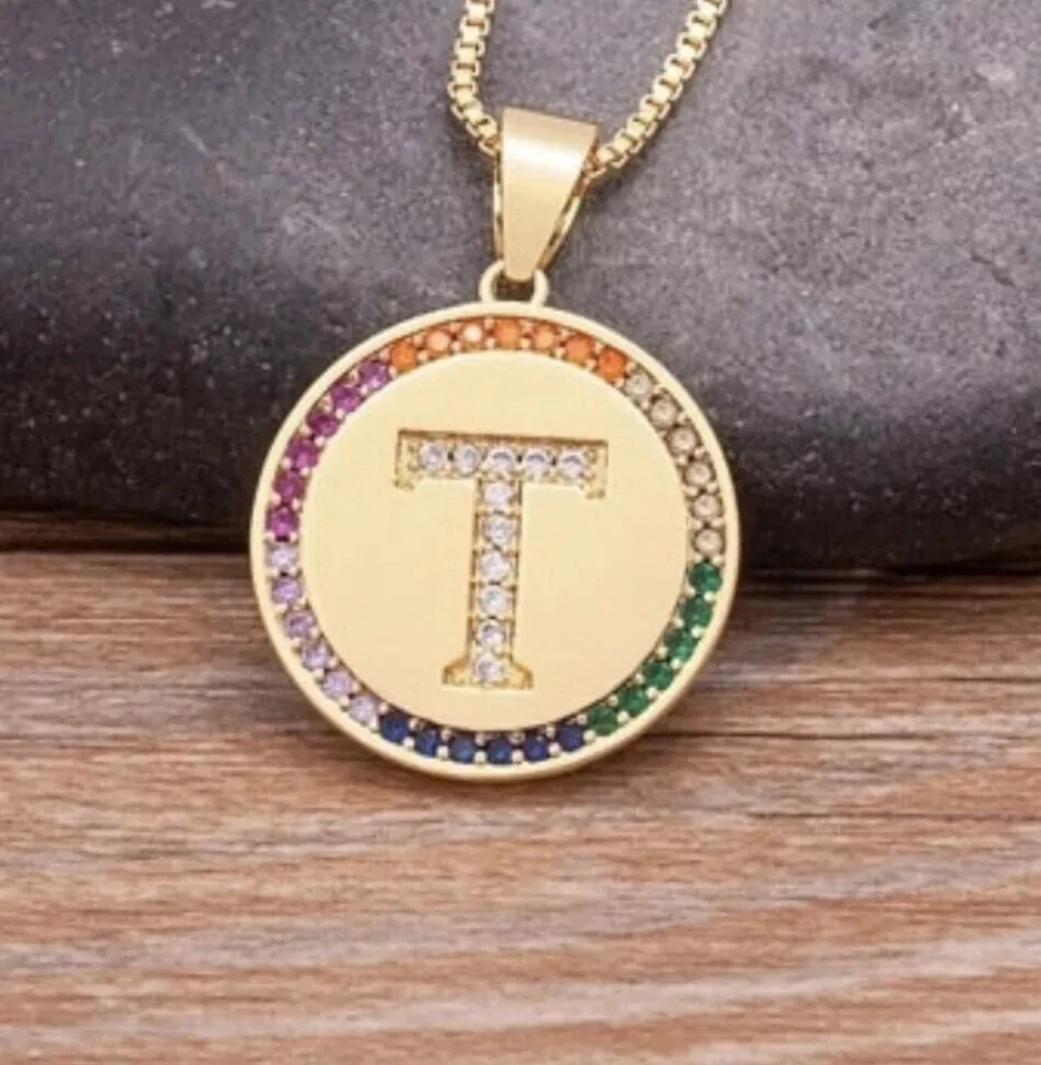 Colgante corte redondo simulado multicolor unisex ''T'' enchapado en oro amarillo de 14k Foto 3 de 4