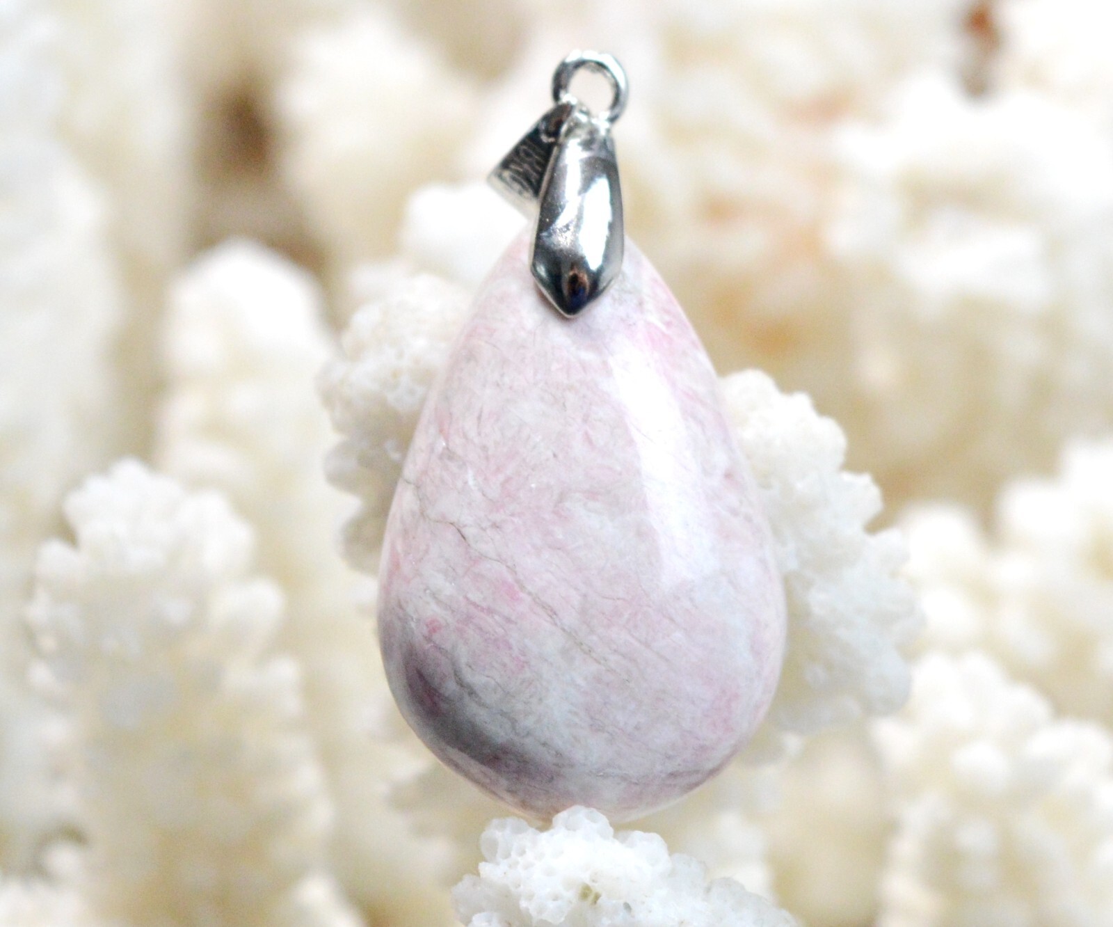 Clinozoisite en pendentif 33 carats cadeau idéal en pierre naturelle cabochon d'Italie