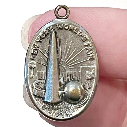 Vintage New York Worlds Fair Pendant Charm 1939 Trylon Perisphere Silver Tone - Bild 2 von 5