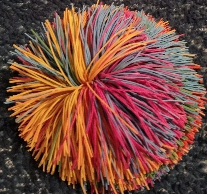 Dos bolas Koosh multicolores Foto 2 de 4