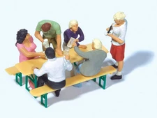 NEW HO Preiser 10700 Beer Garden FIGURES with Table and Benches