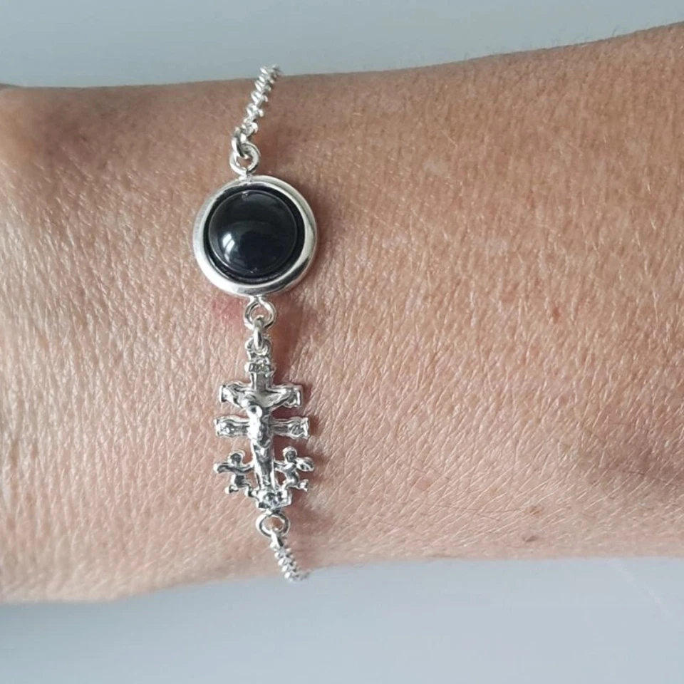 PULSERA CRUZ de CARAVACA PLATA DE LEY y Onix natural 8mm.  Con estuche regalo - Imagen 2 de 4