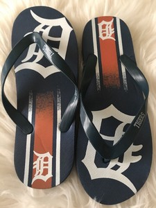 detroit tigers flip flops