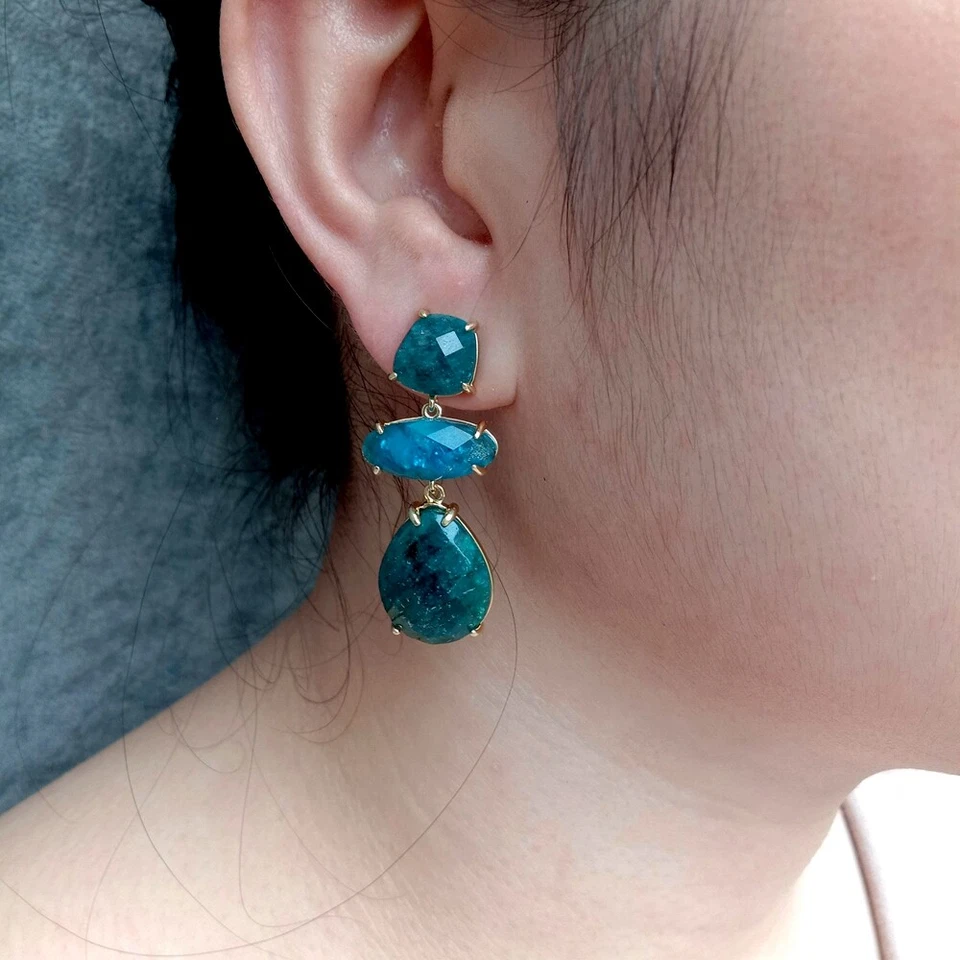 Aretes colgantes de piedras preciosas azules naturales apatita chapadas en oro Foto 3 de 4