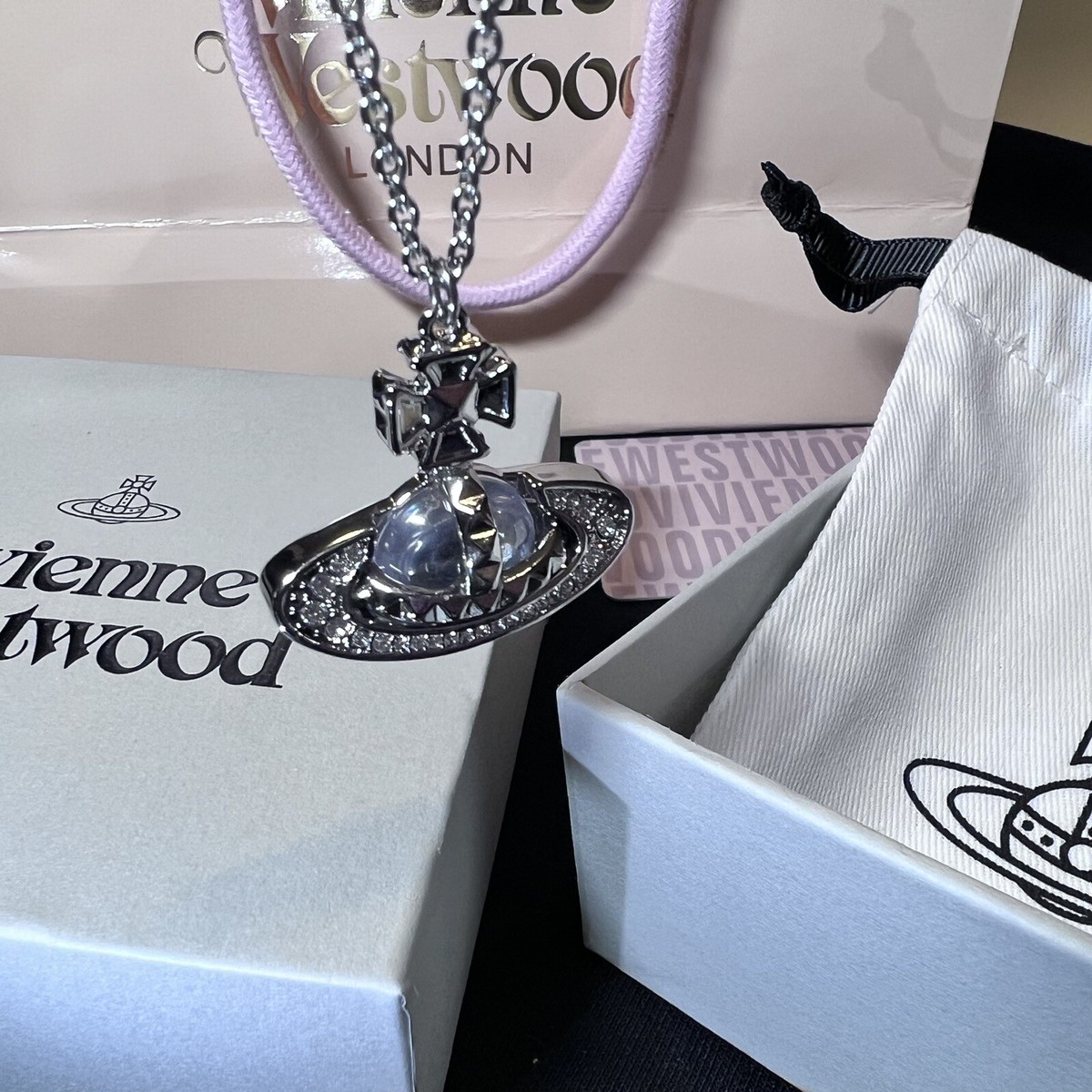 Vivienne Westwood
ヴィヴィアンウエストウッド
ロゴ ベレー帽 Aleksa Pendant Necklace in PLATINUM-GREY-Pearl-BLACK-DIAMOND