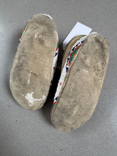 Native American beaded childs moccasins - Picture 3 of 4