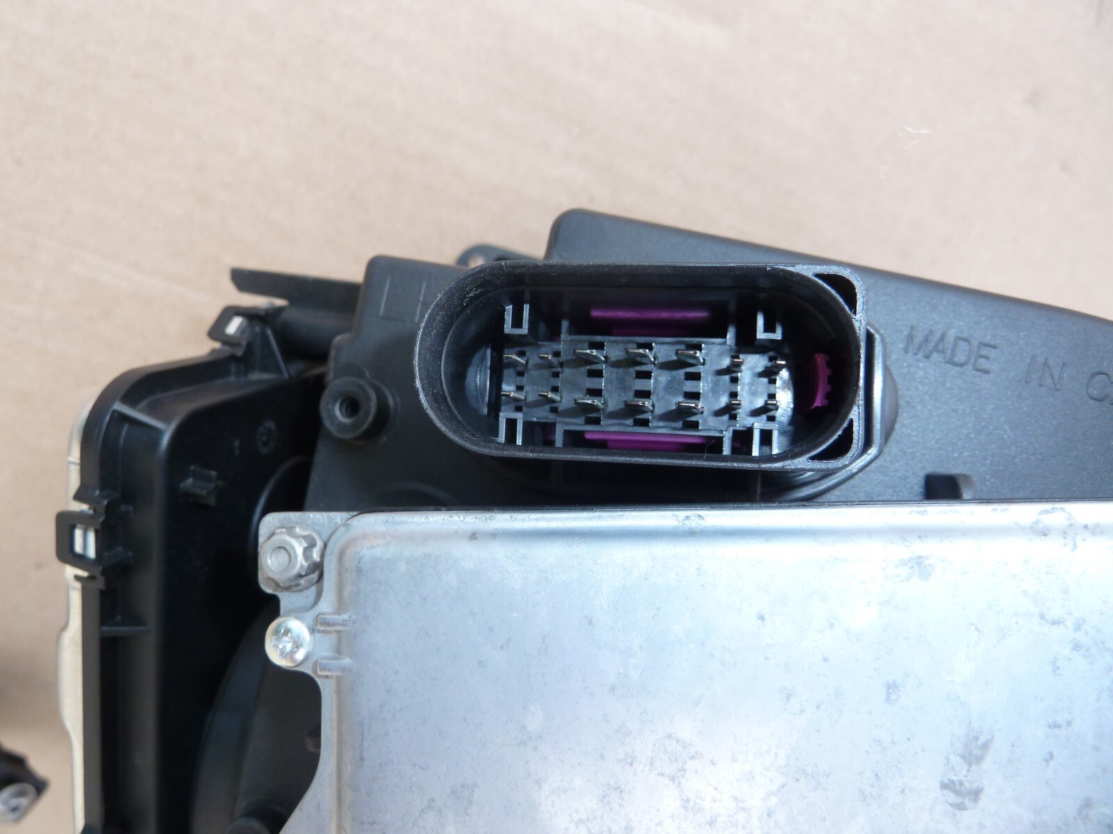 16-20 BENTLEY BENTAYGA Drivers Side Full LED Headlight Lamp Light mount bracket