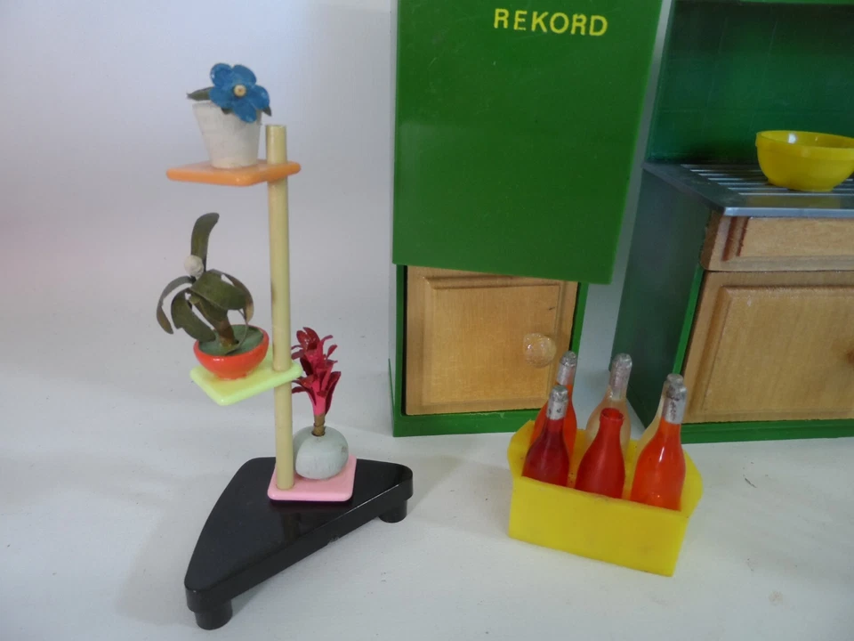 DDR Puppenstube Puppenstubenmöbel Küche Rekord Kühlschrank Essplatz Pflanze - Bild 4 von 4