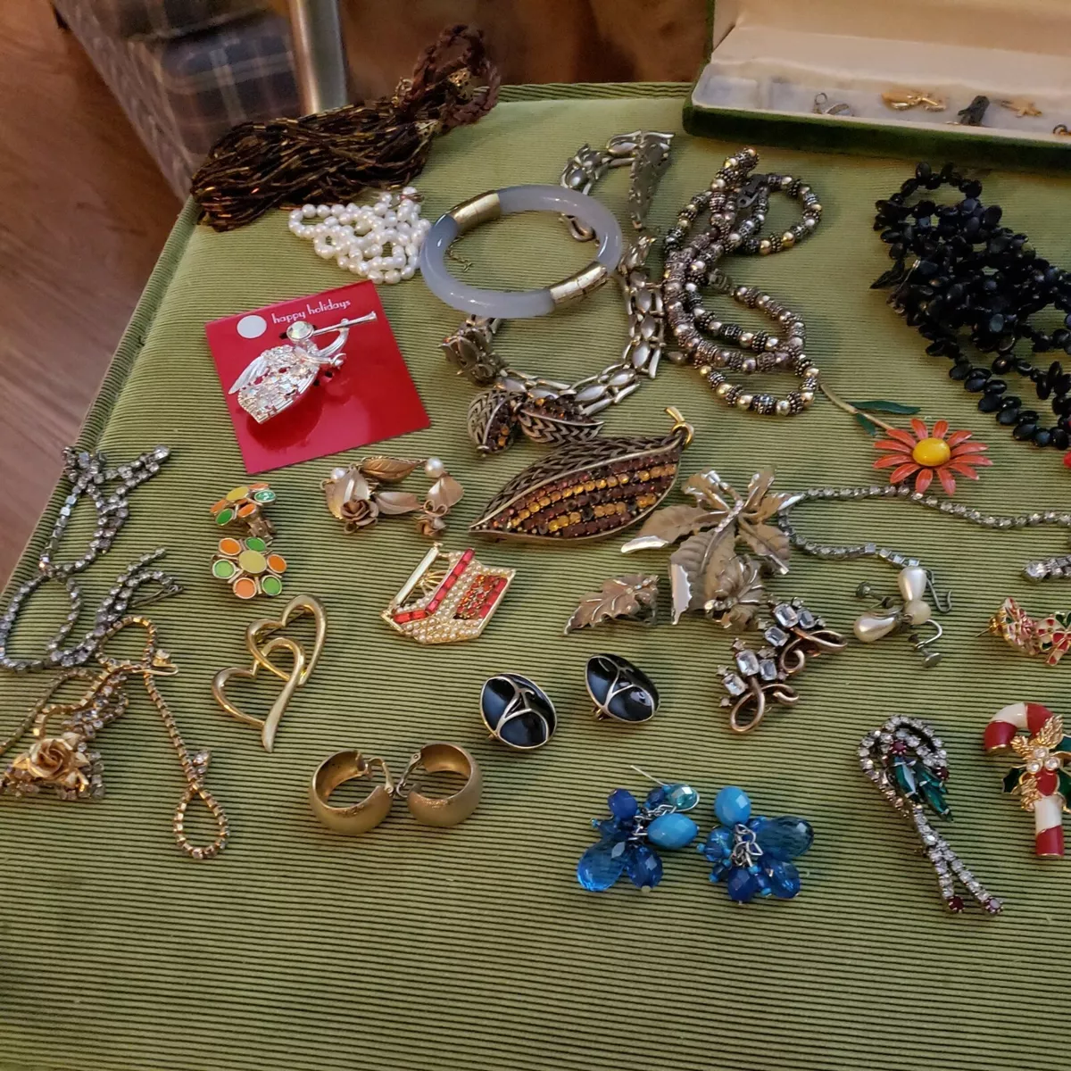 Vintage Lot Of Costume Jewelry Earrings Necklaces Pins Bracelets