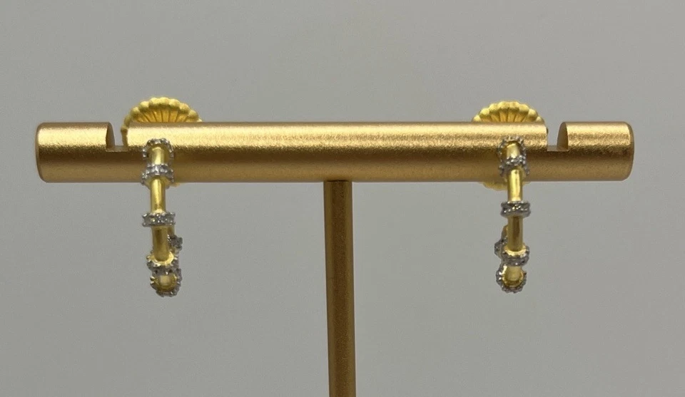 Pendientes de aro Huggie pequeños de oro y plata Freida Rothman Foto 2 de 4