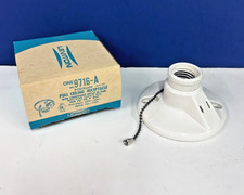 Glazed Porcelain LAMP HOLDER Pull Chain & Outlet 250W 125V LEVITON NEW 9716-A