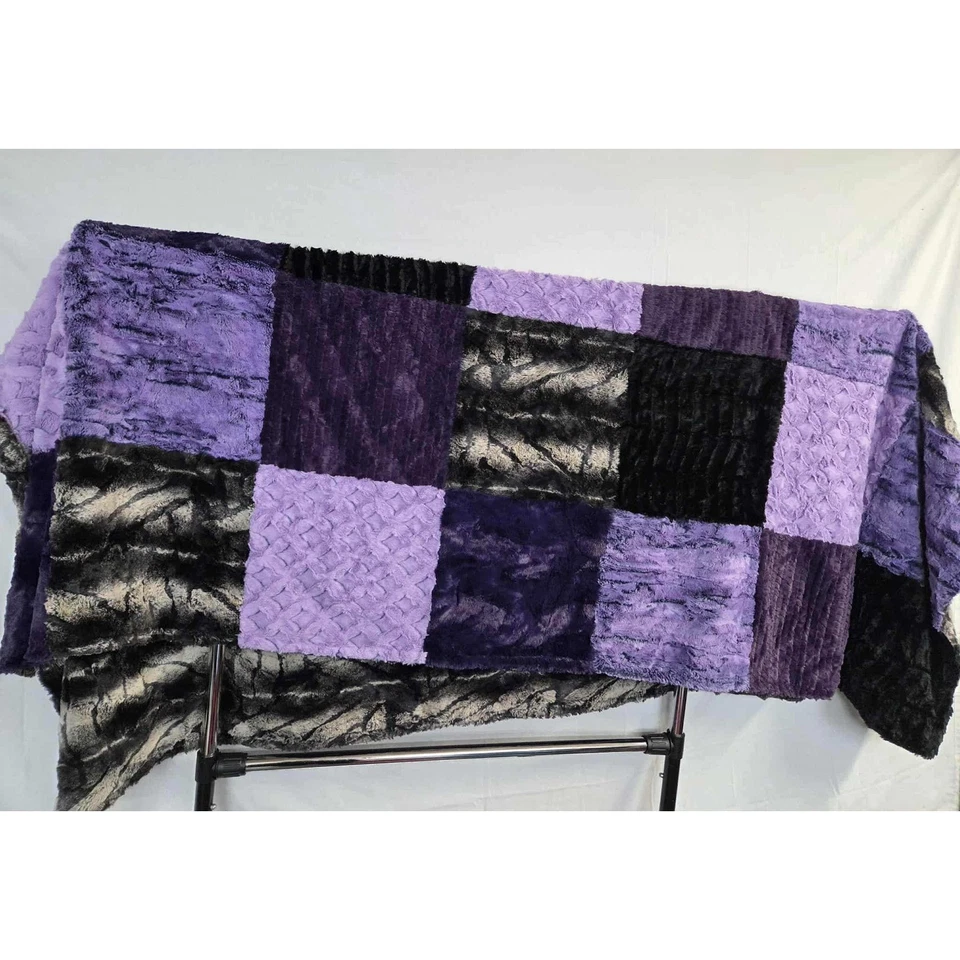 Minky Mamas Patchwork Luxe Minky Blanket 78x57 紫色 黑色 隐藏 毛绒毯 — 第 3/4 张图片