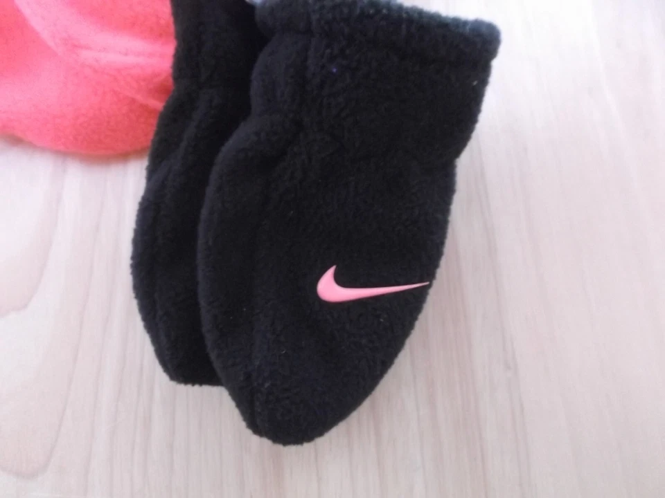 JUEGO DE GORRAS Y MITONES NIKE INFANTILES NIÑAS - ROSA Y NEGRO - OREJERAS - TALLA ÚNICA - NUEVO CON ETIQUETAS Foto 2 de 4