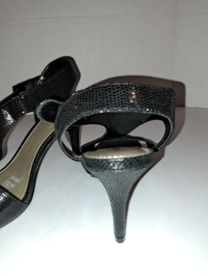 Zapatos de tacón de aguja East 5th Jackie negros con textura y tiras para mujer 8 Foto 3 de 4